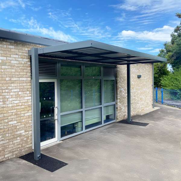 FalcoSpan Overdækninger Skaber Sikker og Stilfuld Indgang på Mark Way School